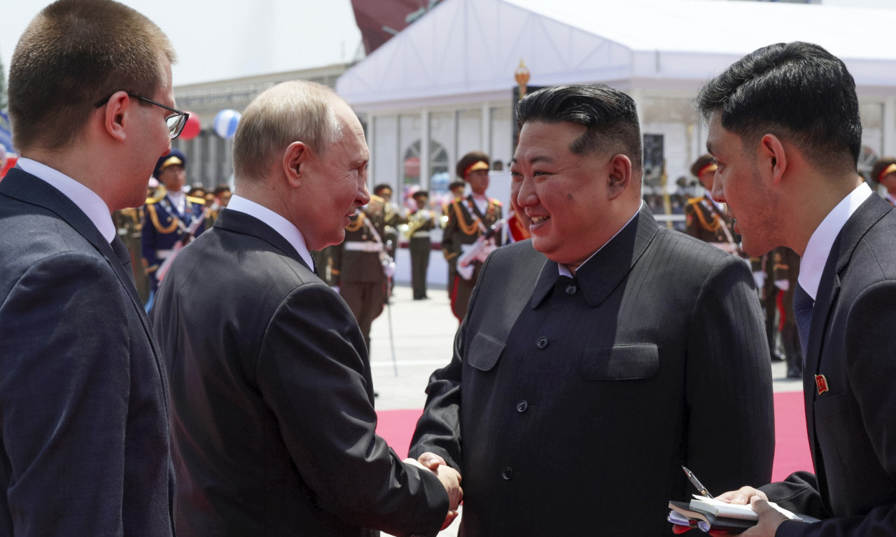 LIDERI ŠIROKE RUKE! Putin Kim Džong Unu poklonio ZVER NA ČETIRI TOČKA, a ni ovaj njemu NIJE OSTAO DUŽAN... (VIDEO)