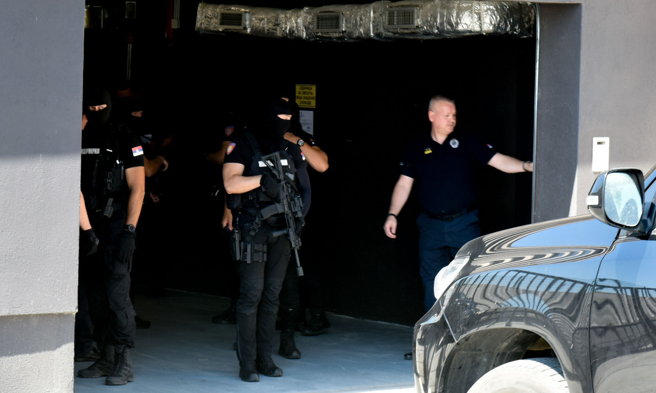 KRAGUJEVAC VRVI OD POLICIJE! Pogledajte kako SPECIJALNE JEDINICE obezbeđuju rođake Uroša Blažića u sudu (FOTO+VIDEO)