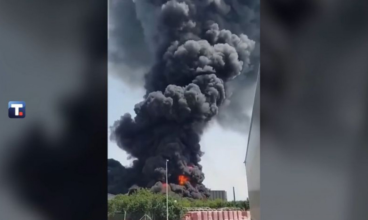 Pogledajte PRVE SNIMKE gašenja POŽARA u Šidu: GUST DIM iznad grada, a na terenu sedam vatrogasnih vozila (VIDEO+FOTO)