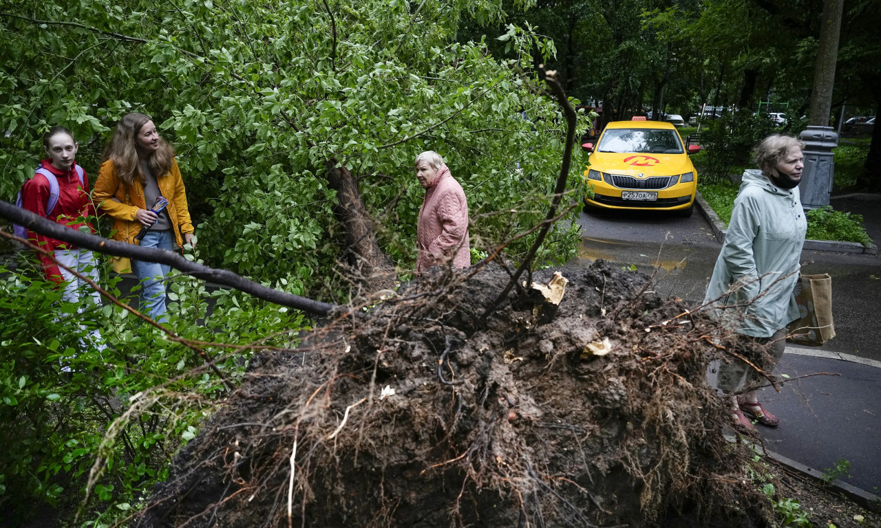Uragan koji je pogodio MOSKVU oborio 1.200 stabala...POGINULE DVE OSOBE, 35 povređenih!