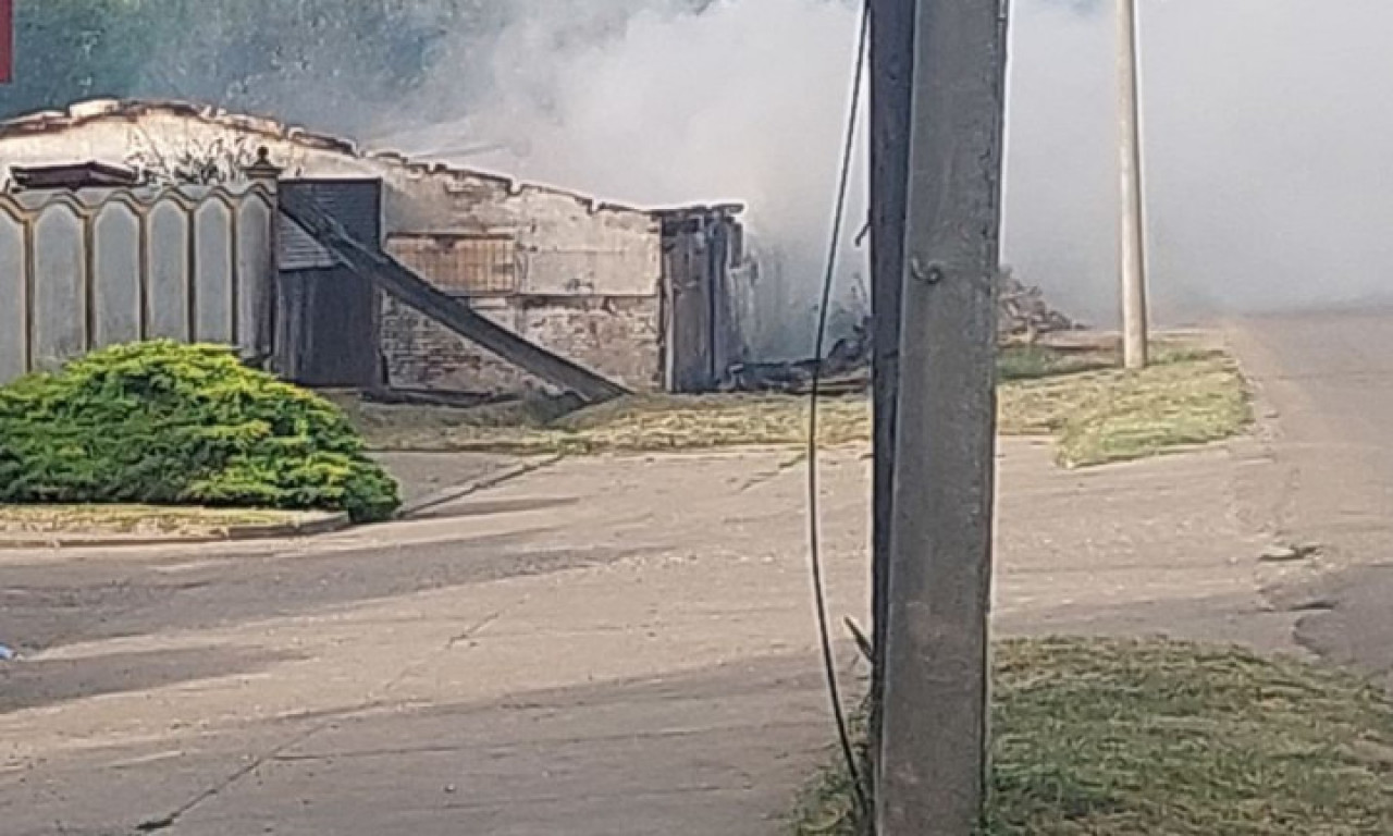 Inspekcija obišla mesto POŽARA! Vatrogasci dežuraju u dvorištu fabrike boja u Šidu, DIM se i dalje širi