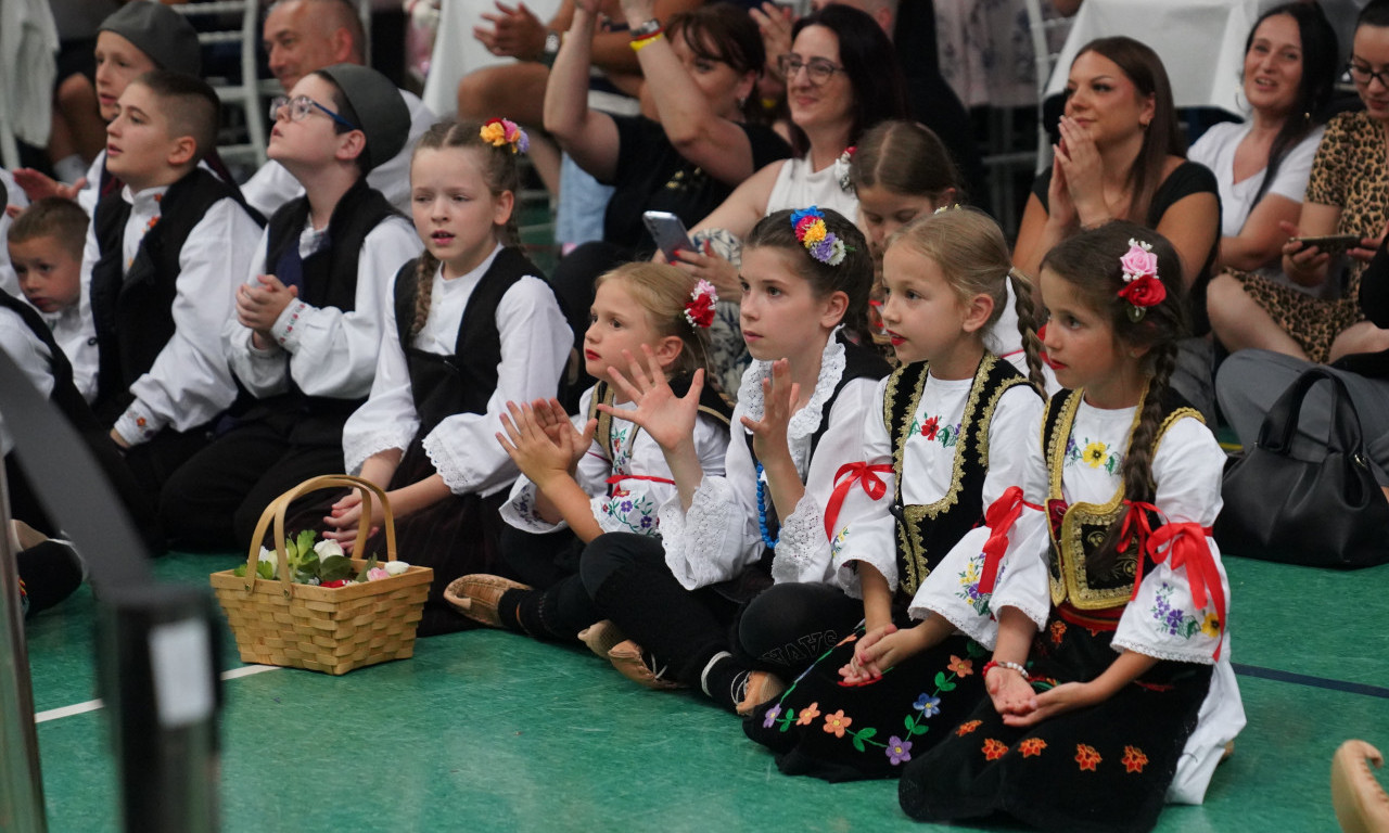 Festival srpskog folklora održan sinoć u nemačkom Augsburgu: Pogledajte kako igraju naši iseljenici (FOTO)