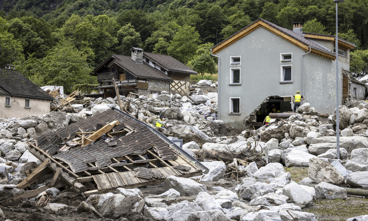 Potresne scene u švajcarskim Alpima! Jedna osoba POGINULA, dve se vode kao NESTALE u ODRONU izazvanom padavinama  (FOTO)