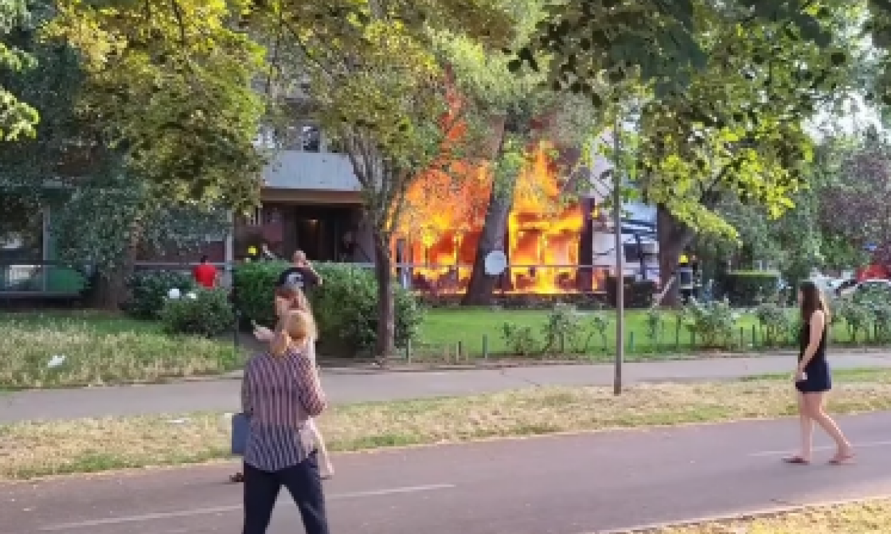 "Šta ću sad, pa ništa mi nije ostalo!" POŽAR u restoranu na Novom Beogradu LOKALIZOVAN, a STANARI PRESTRAŠENI (VIDEO)