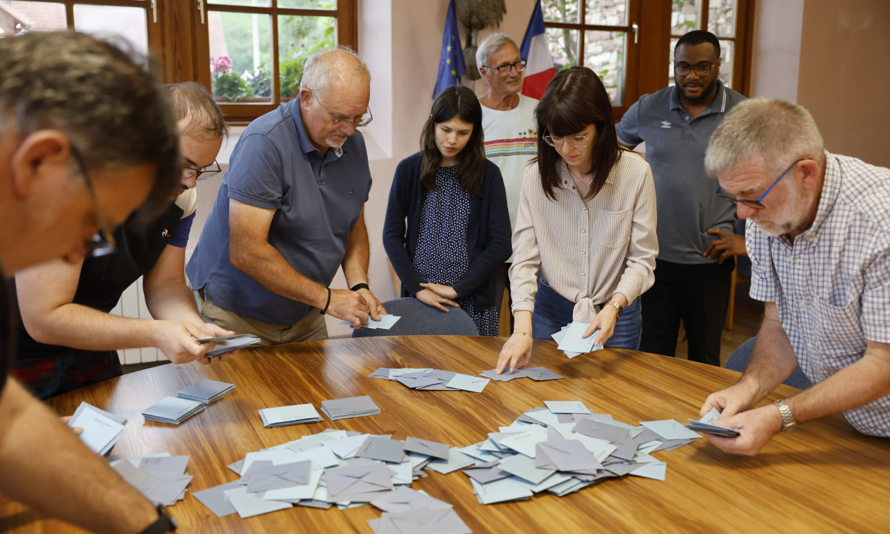 KRAJ! U Francuskoj ZATVORENA BIRALIŠTA u prvom krugu vanrednih parlamentarnih IZBORA