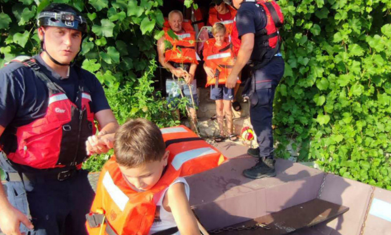 SPASENO sedam osoba iz ČAMCA na jezeru MEĐUVRŠJE kod Čačka! Oglasio se i Dačić (FOTO+VIDEO)