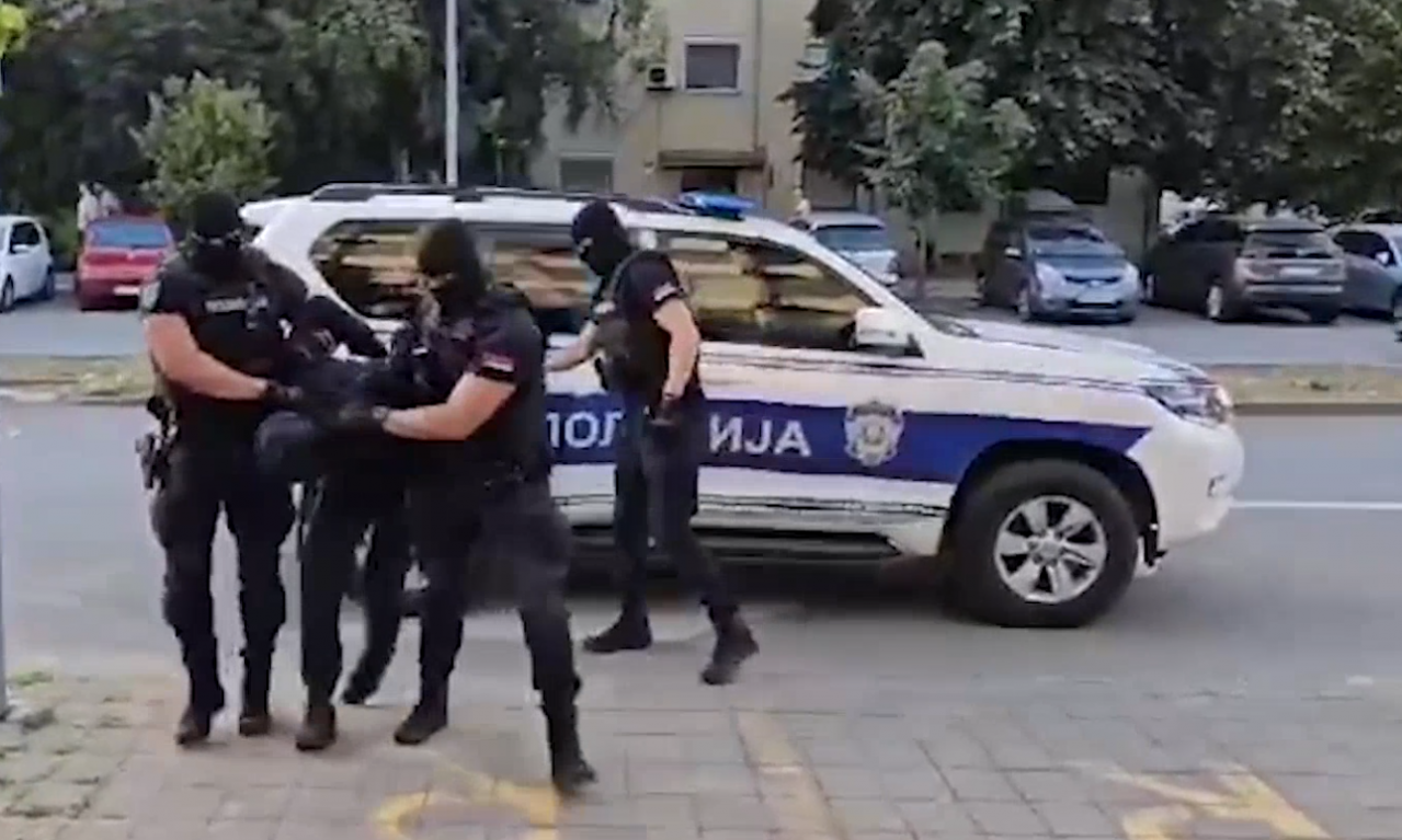 FILMSKA AKCIJA POLICIJE! SRBIN i još četvorica iz mora izvukli POLA TONE KOKAINA umesto ribe (VIDEO)