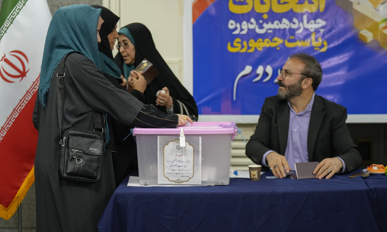 Bira se naslednik RAISIJA: Počeo DRUGI KRUG predsedničkih izbora u Iranu! Masud Pezeškijan ili Said Džalili?