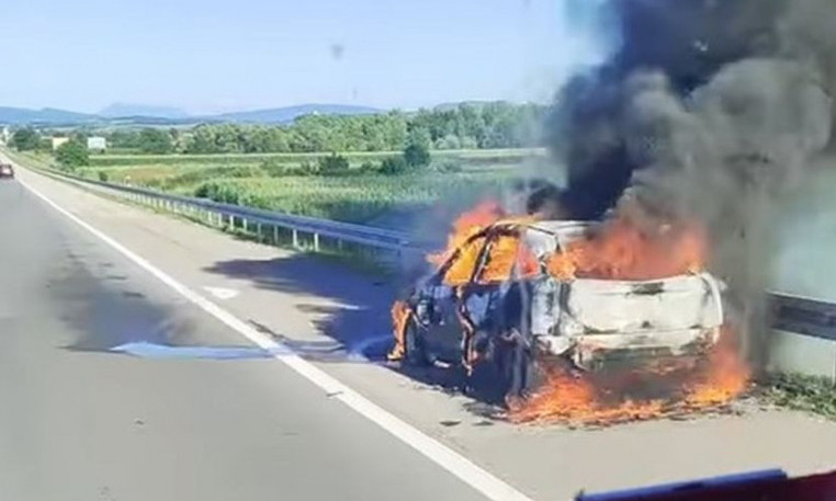 POGLEDAJTE užasan prizor na auto-putu kod Ćuprije! GORI AUTOMOBIL, plamen BUKTI  kroz sve prozore (VIDEO)