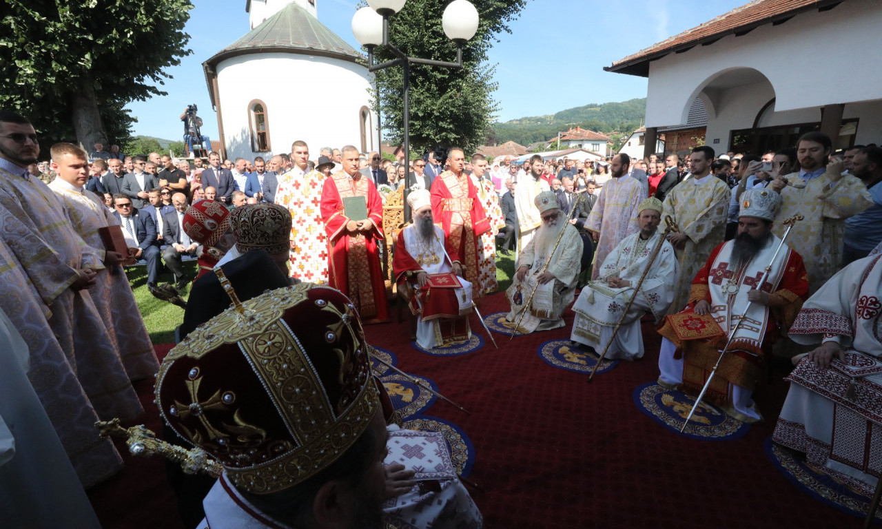 Porfirije posle LITURGIJE u okviru obeležavanja 32 godine STRADANJA SRBA: "Krst Hristov je naše ime i prezime" (VIDEO)