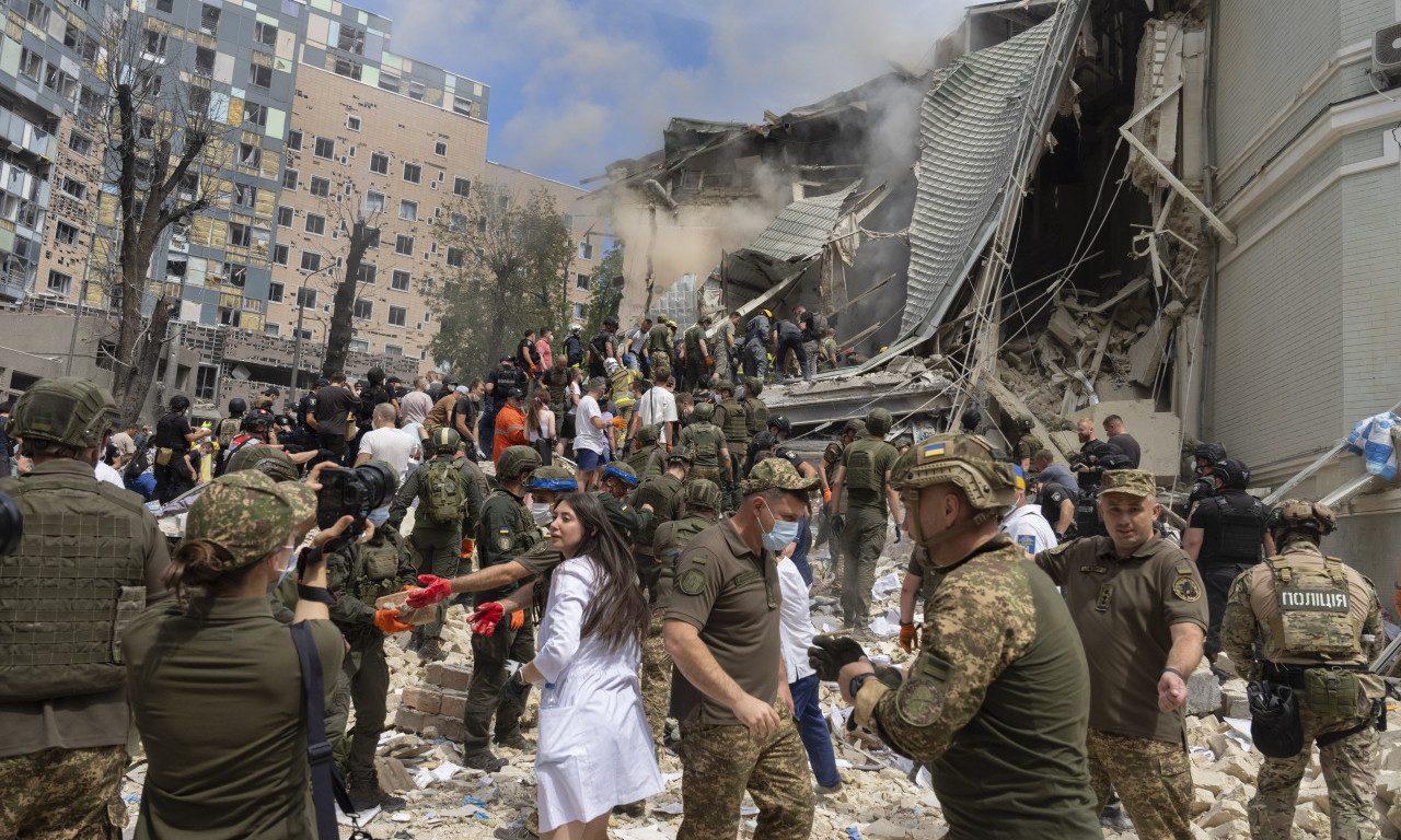 Proglašen DAN ŽALOSTI U KIJEVU! U ruskim napadima STRADALA 41 osoba, slike iz RAZORENE UKRAJINE bude jezu (FOTO+VIDEO)