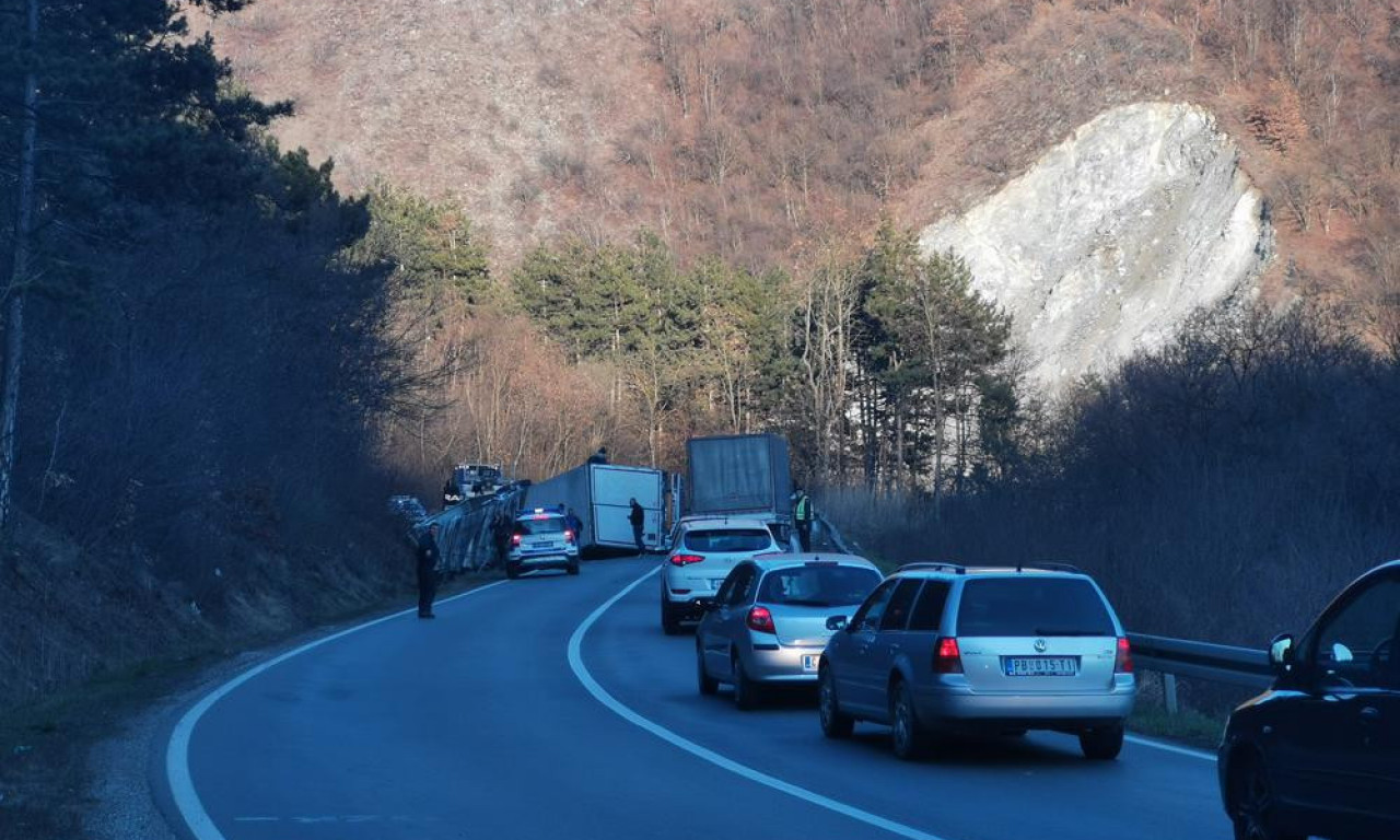 Prevrnuo se kamion kod KOKINOG BRODA! Vozač izgubio KONTROLU, pa sleteo sa PUTA, saobraćaj usporen