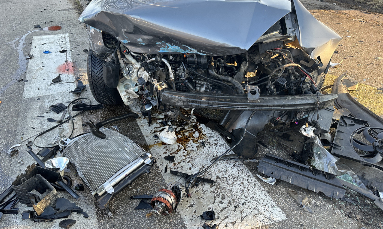 TEŽAK UDES u Loznici: Povređena MAJKA I DVOJE DECE, prednja strana automobila potpuno SMRSKANA (FOTO)