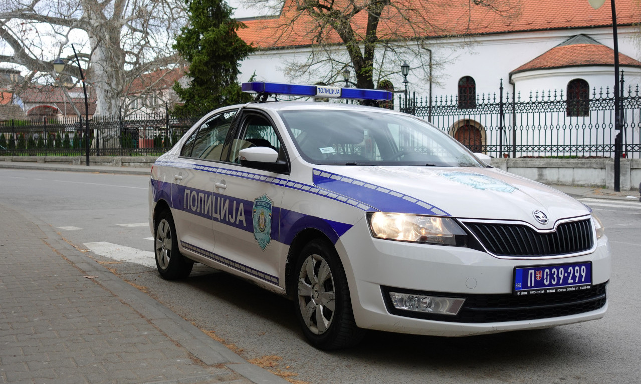 KOD UČENIKA NAŠLI NOŽ I MASKU Policija zatekla jezivu scenu u školi u Vučitrnu