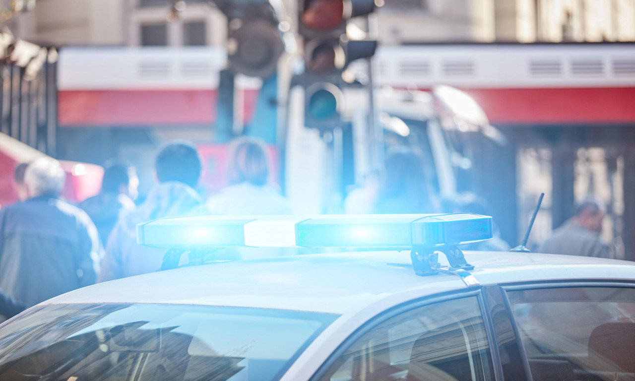 STRAŠNO NASILJE U AUTOBUSU, TINEJŽER UDARAO MUŠKARCA! Oteo mu torbu i pobegao