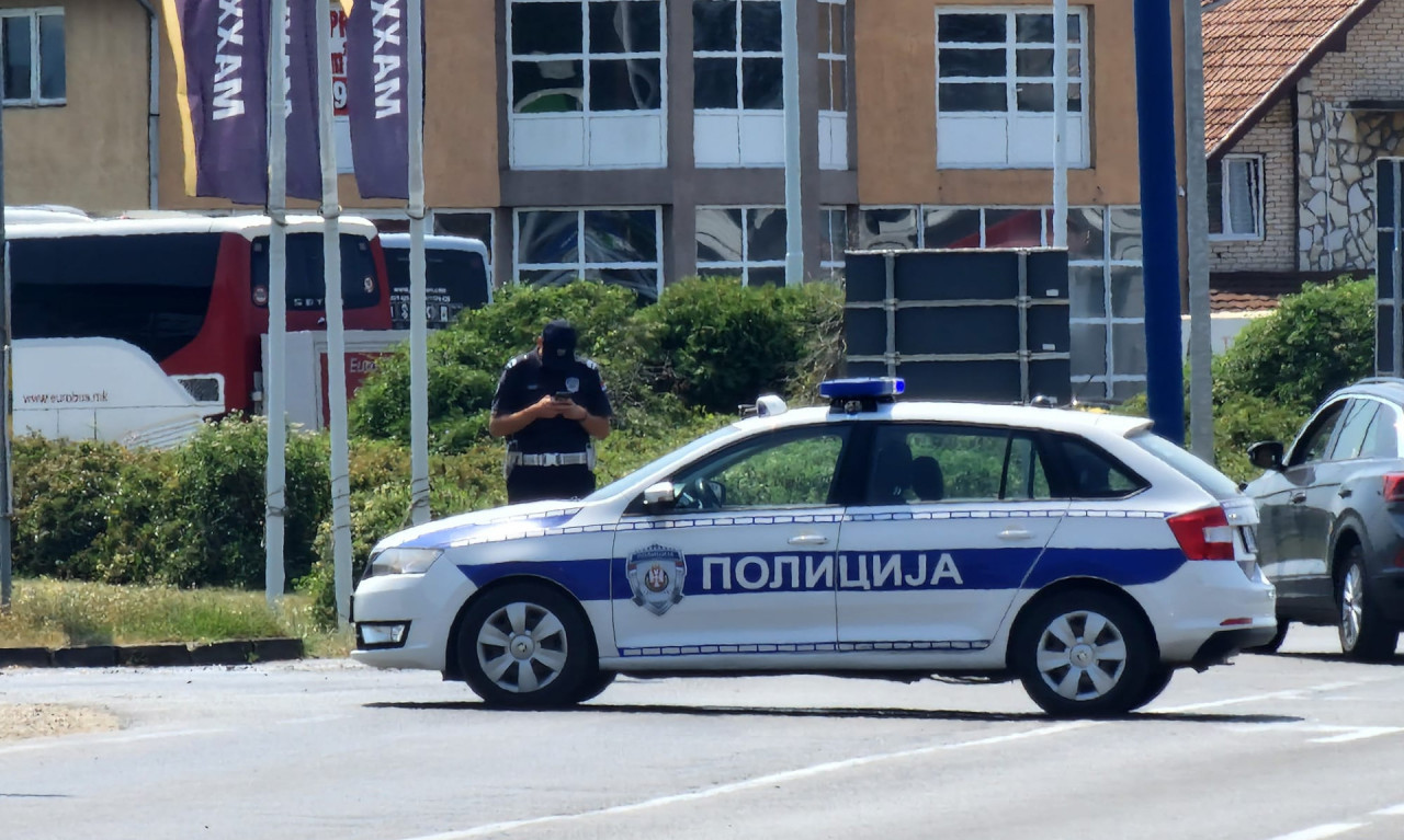 Vozač autobusa tukao čoveka šipkom: Trojicu prskao biber sprejom, drama na okretnici na Bežaniji!