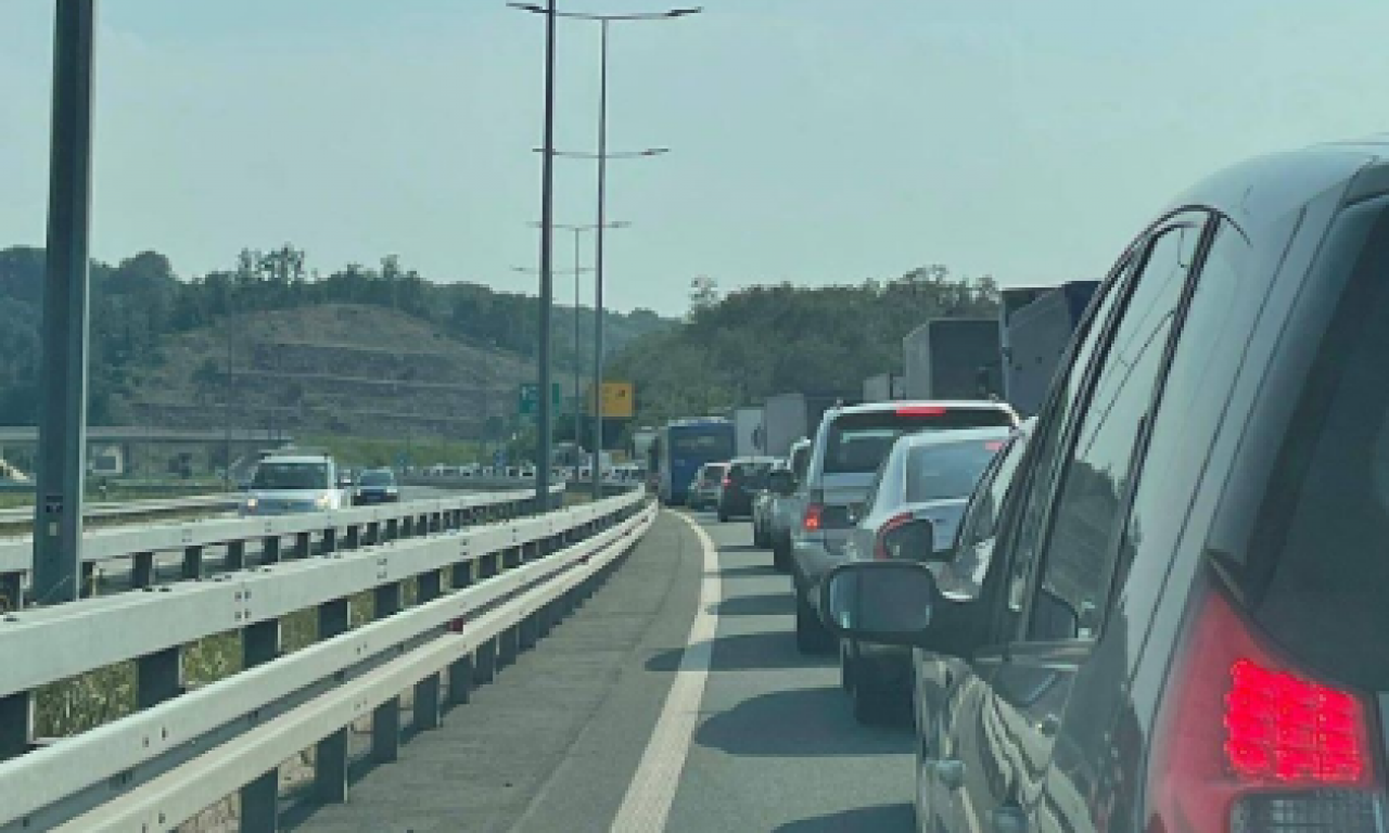 OPASNO NA AUTO-PUTU "MILOŠ VELIKI": Vozači, ovo nikako NE SME DA SE RADI! (VIDEO)