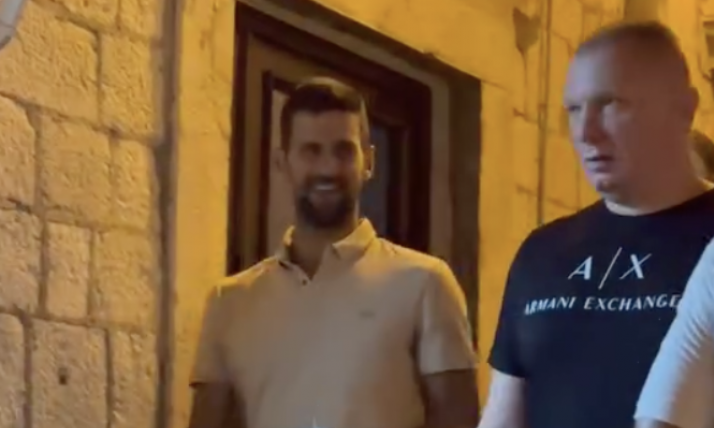 ĐOKOVIĆ uhvaćen u Kotoru sa LEGENDARNOM TENISERKOM! Fanovi oduševljeni prizorom: "Evo ga Novak! Vidi sa kim je" (VIDEO)