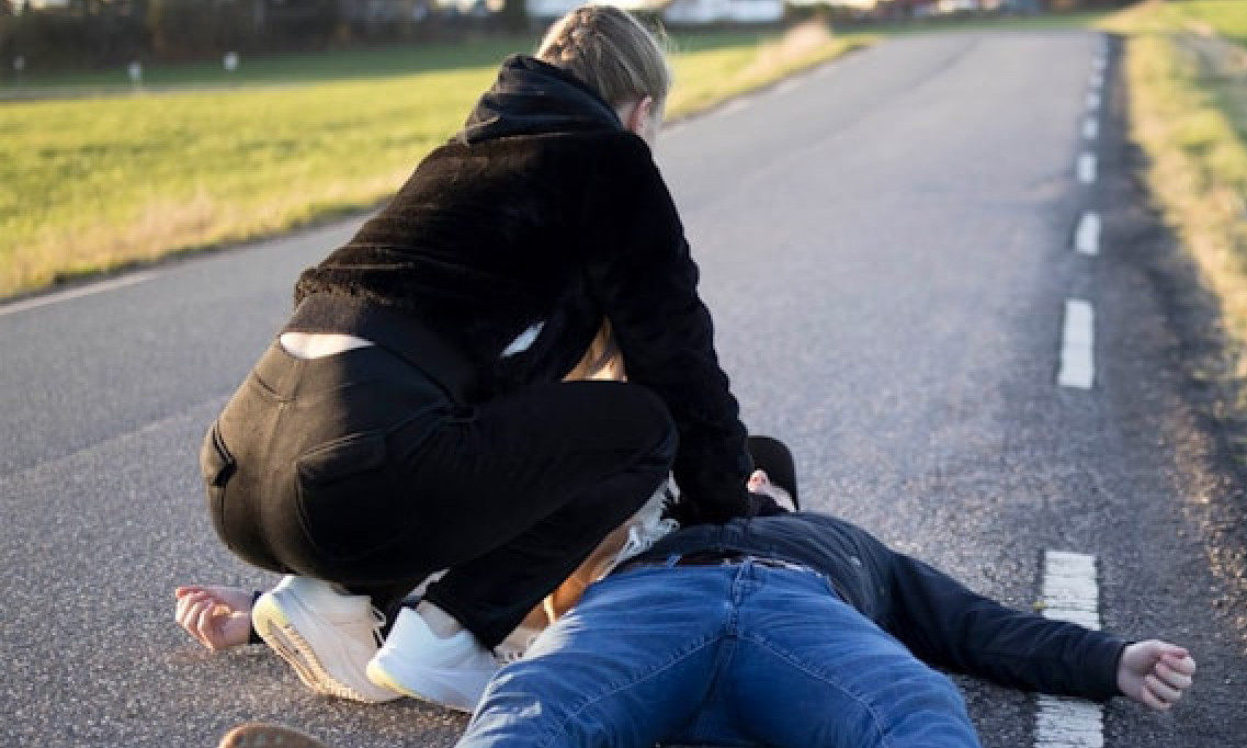 PANIKA NA AERODROMU U PODGORICI! Putniku STALO SRCE, usledio HEROJSKI POTEZ stjuardese - golim rukama ga OŽIVELA