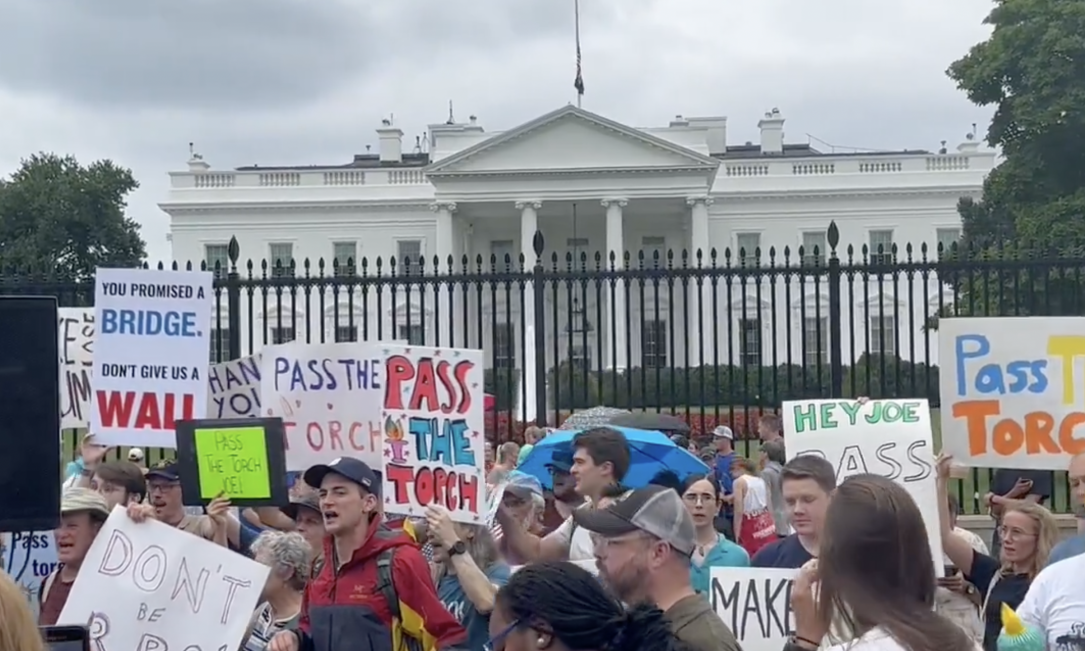 AMERIKA NA NOGAMA, narod hoće da SRUŠI BAJDENA! Masovni PROTESTI ispred Bele kuće, DOVIKUJU MU SAMO JEDNO (VIDEO)