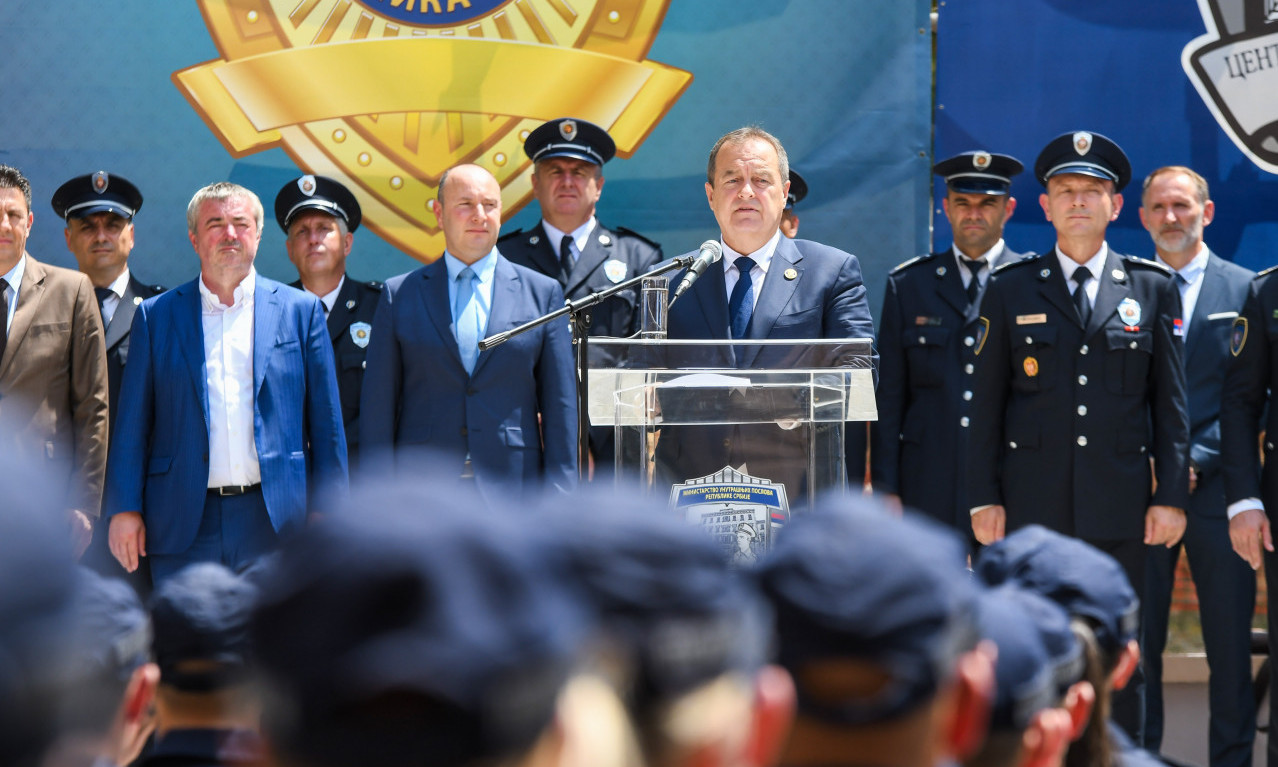 Dačić sa polaznicima POLICIJSKE OBUKE u Kamenici: "Dobrodošli u našu veliku porodicu, NEMA JAKE DRŽAVE BEZ VAS" (FOTO)