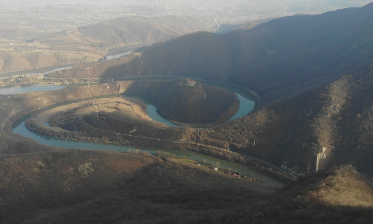 MANASTIR VAVEDENJE DANIMA BEZ STRUJE! Nevreme pravi štetu u čačanskom kraju, GROM udario u banderu i izazvao POŽAR