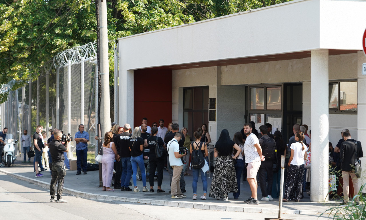 Haos uoči suđenja UROŠU BLAŽIĆU ne jenjava! Roditelji čekaju ispred kapije ZATVORA: "Hoću da vidim tog zlikovca"