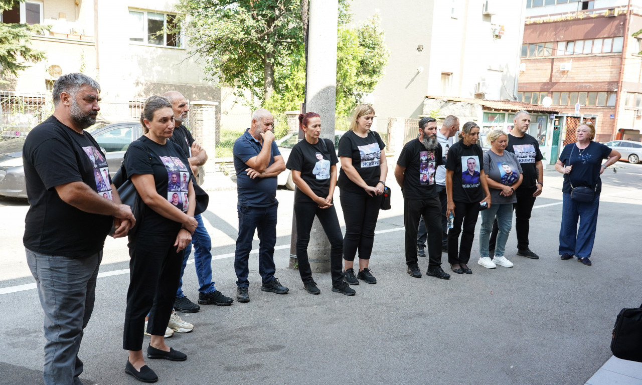 Haos ispred ZATVORA uoči suđenja Urošu Blažiću! Članovi porodica žrtava REVOLTIRANI: "Kako vas nije sramota!" (FOTO)
