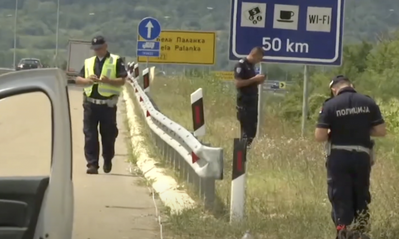 Prevrnuo se KOMBI pun migranata na autoputu Niš-Pirot: Više od 30 osoba povređeno (VIDEO)