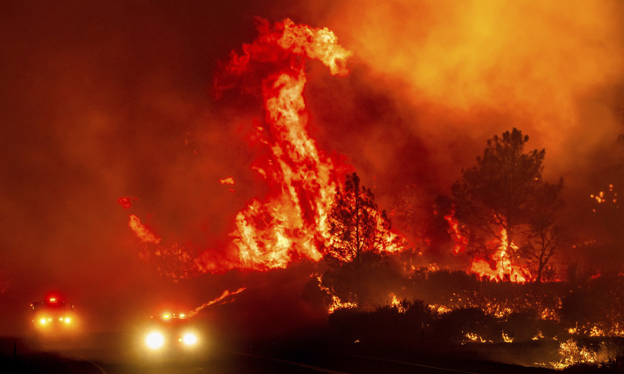 Gurnuo zapaljeni automobil u jarugu, pa izazvao 13. NAJVEĆI POŽAR u istoriji Kalifornije! Evakuacija u toku (FOTO)
