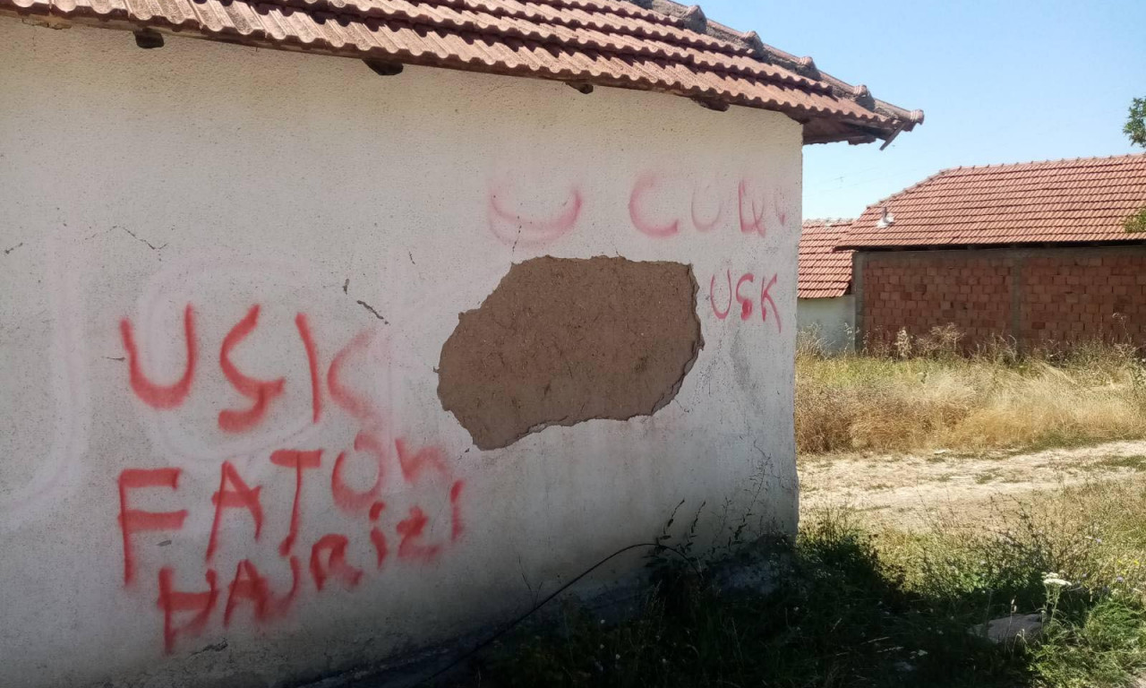 JEZIVE PRETNJE SRBIMA NA KiM! Na kući porodice Đurković ispisali "UČK" i ime UBICE NAŠEG POLICAJCA (FOTO)