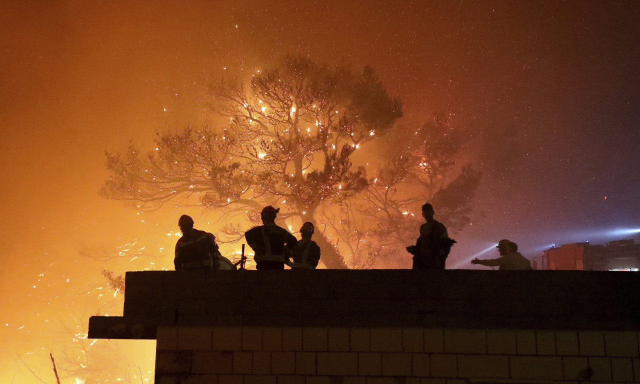 Pogledajte jezive prizore iz HRVATSKE! Požari se ne smiruju, ljudi polivaju kuće vodom, deo Makarske bez struje (VIDEO)