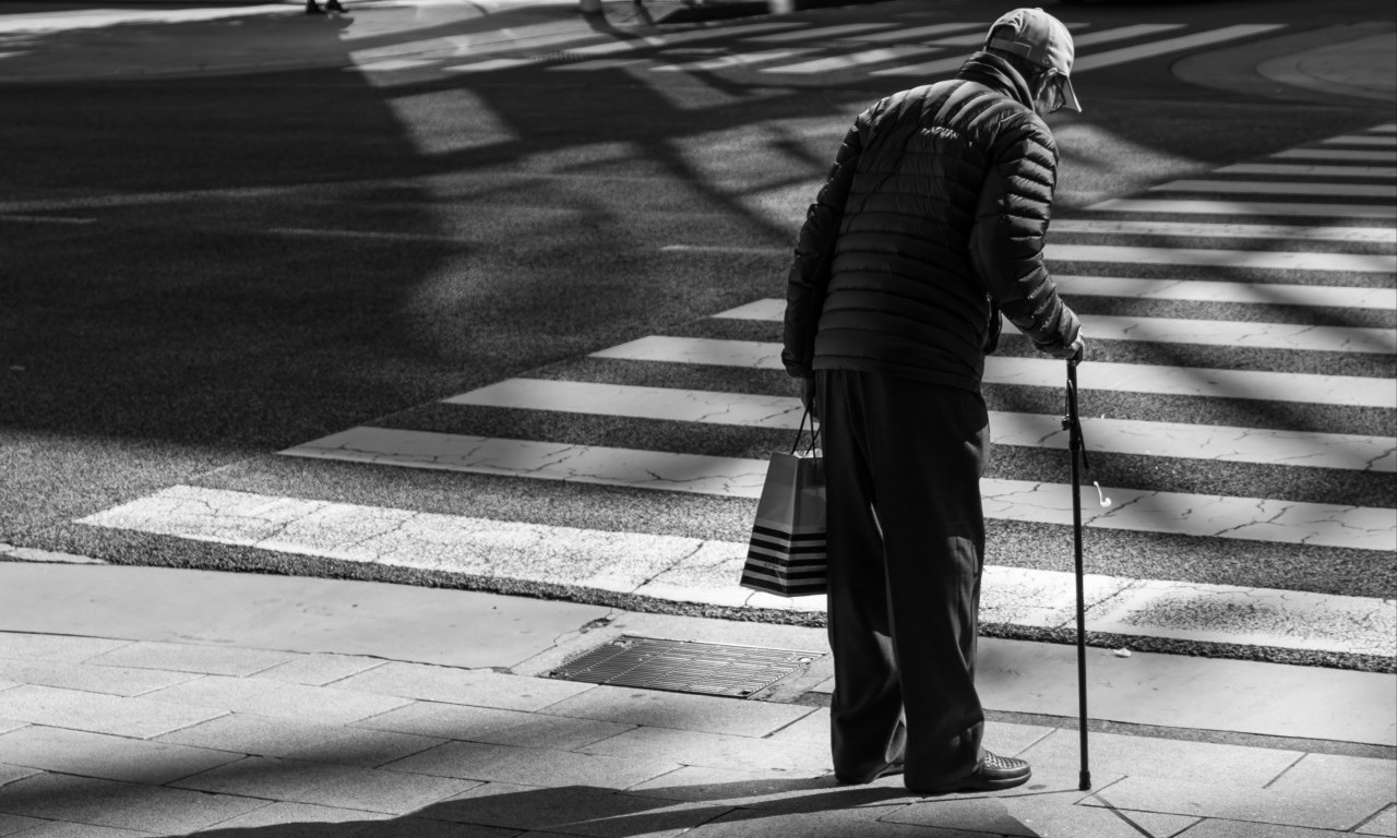 Deka (86) koji je pokošen na PEŠAČKOM preminuo u bolnici: Možda nije imao snage da pređe dok je ZELENO?!