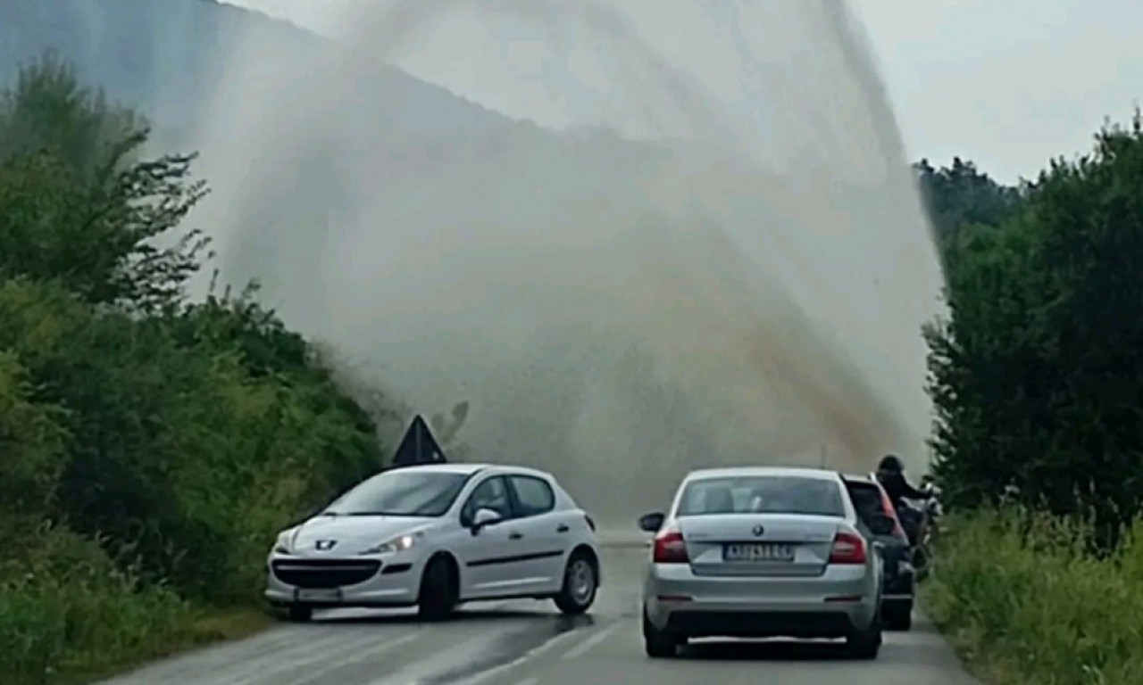 HAVARIJA KOD ALEKSINCA! Pukla cev koja celo mesto SNABDEVA VODOM, automobili jedva prolaze kroz "VODOPAD" na putu(VIDEO)