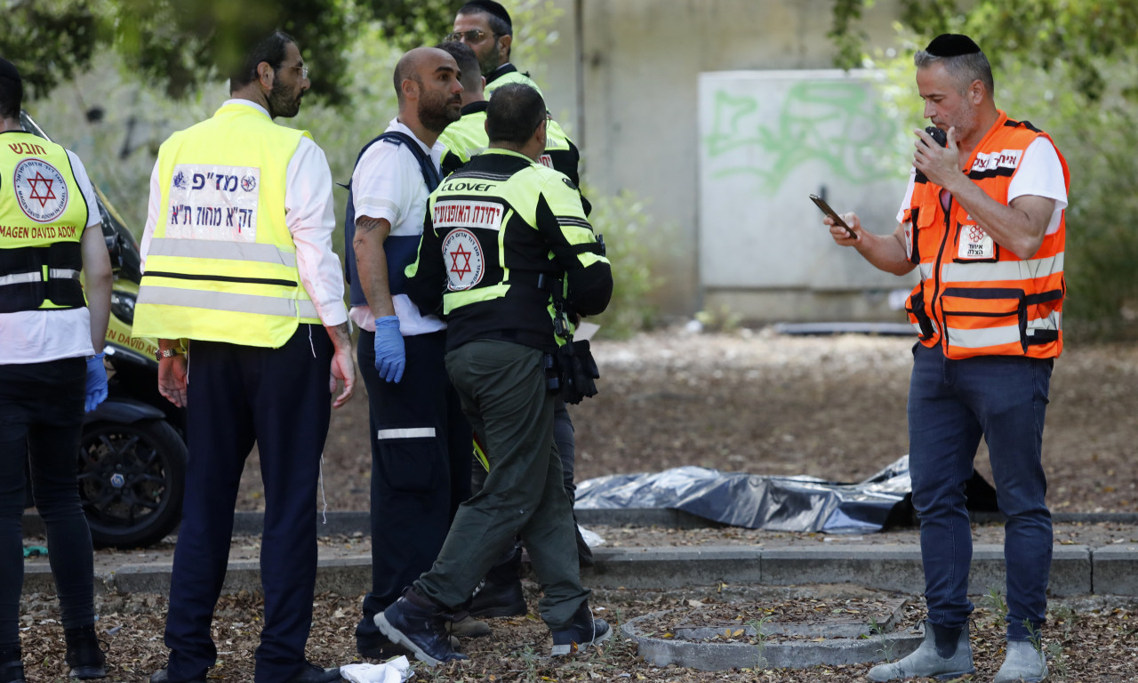 JEZIVE SLIKE SA ULICA IZRAELA! Palestinac NOŽEM UBADAO ljude po gradu, među UBIJENIMA I ŽENA (FOTO)