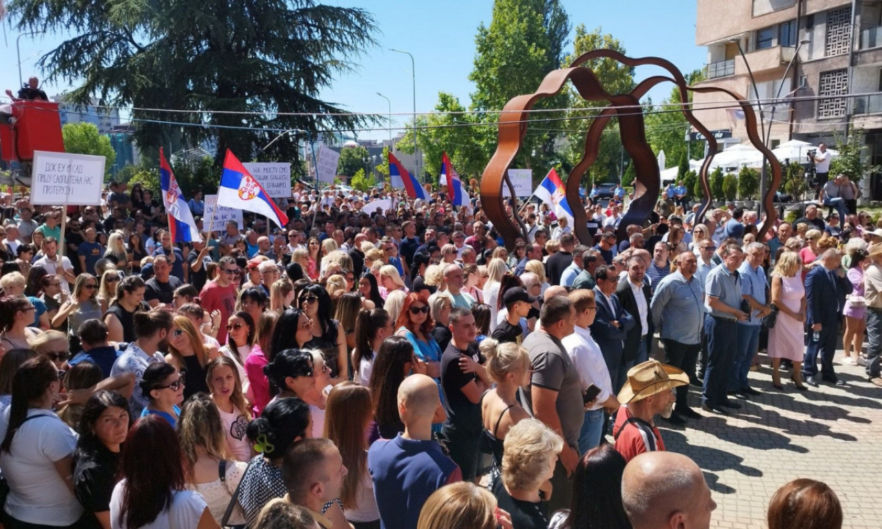 USTALI SRBI NA KiM! Protest u Kosovskoj Mitrovici zbog najave otvaranja MOSTA NA IBRU: "Kurti, nisi nas sve proterao"