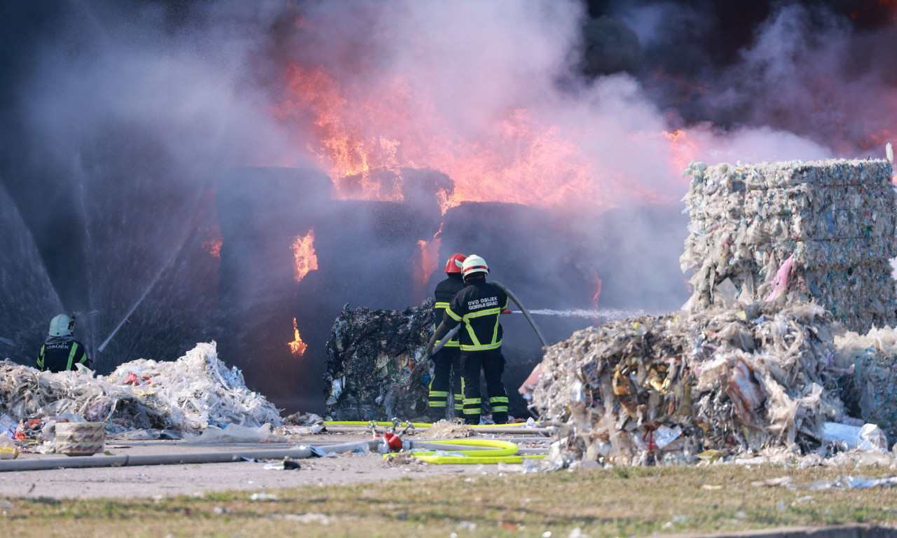 Građani Osijeka pozvani da zatvore prozore i navuku roletne! Požar u Dravi gasi oko 60 vatrogasaca!