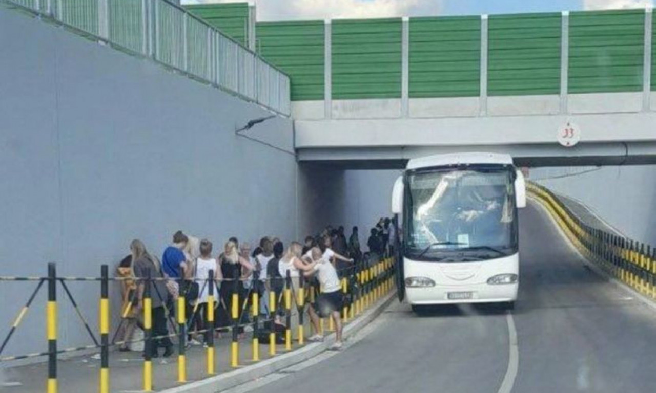 AUTOBUS UDARIO U NADVOŽNJAK KOD NOVOG SADA: Svuda rasuto staklo!