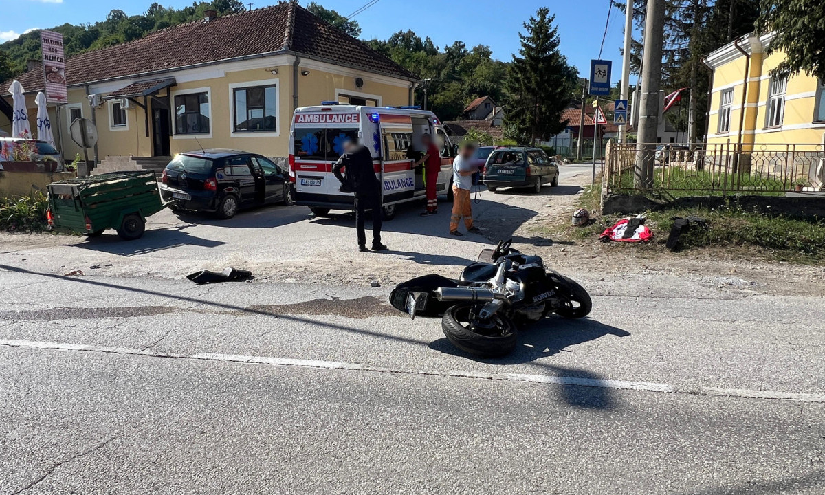 Jeziv SUDAR motora i automobila kod Čačka! Motorista preticao vozilo, pa se "zakucao" u njega (FOTO)