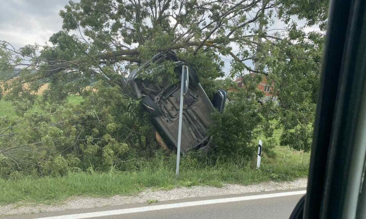 Automobil se sudario sa kombijem, pa sleteo sa puta! Ima povređenih (FOTO)