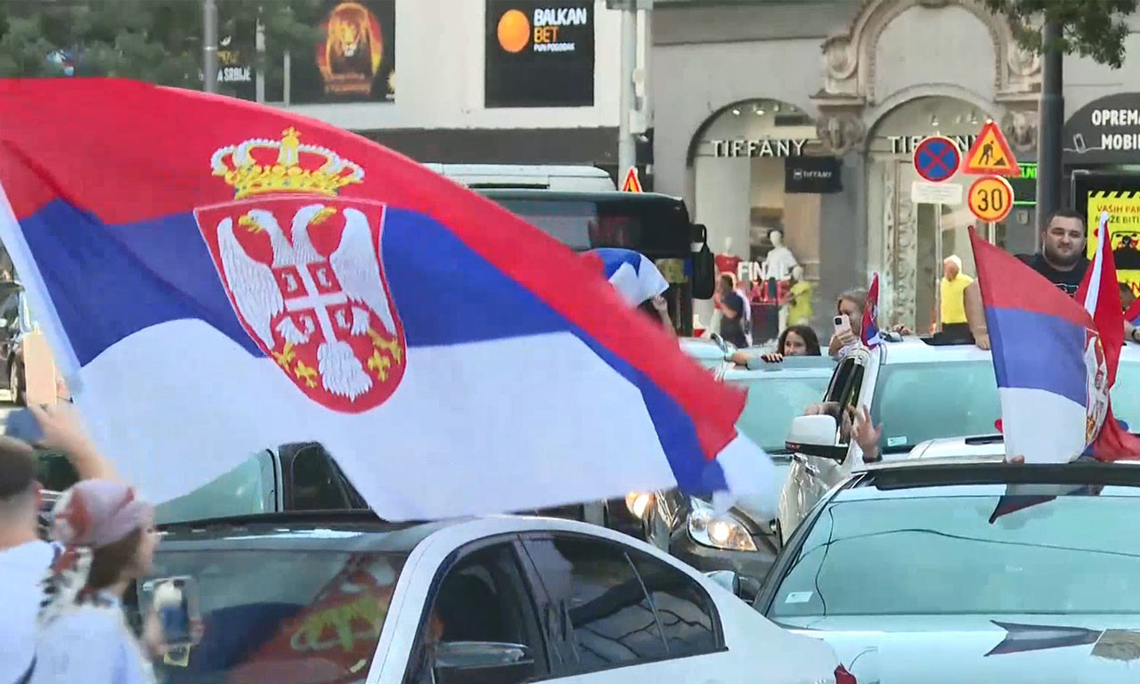 BEOGRAD SLAVI TREĆE OLIMPIJSKO ZLATO! Ulicama se VIJORE SRPSKE ZASTAVE, čuje se pesma: "VESELI SE SRPSKI RODE" (VIDEO)