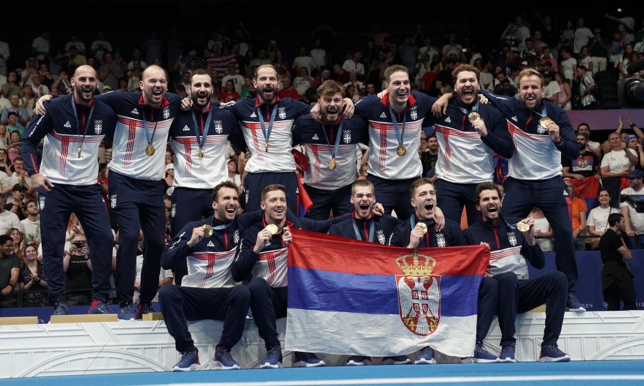 Ovo su MOMENTI ZA ISTORIJU! Pogledajte kako naši DELFINI primaju ZLATNU MEDALJU na OI u Parizu (VIDEO+FOTO)