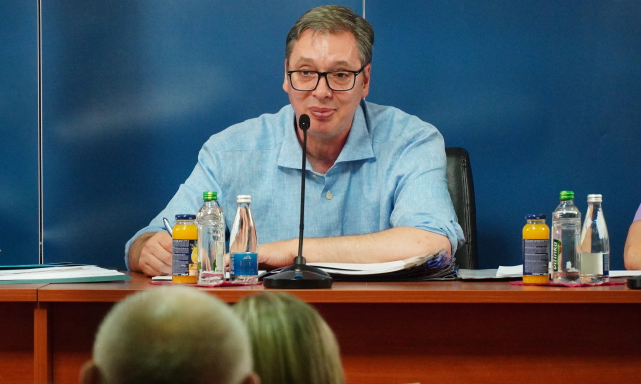 VUČIĆ razgovarao sa građanima Malog Zvornika: "Treba čuti različita MIŠLJENJA i na osnovu toga doneti odluke" (FOTO)