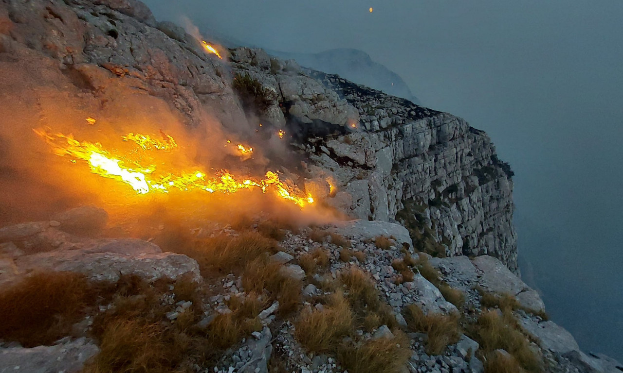 Ne smiruju se POŽARI KOD KOMŠIJA! Ogroman broj VATROGASACA se bori sa stihijom koja se širi i van GRANICA zemlje (FOTO)