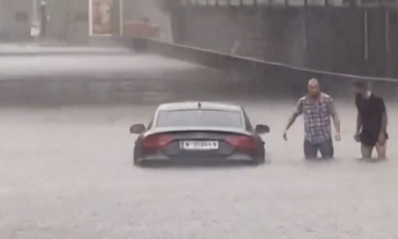 POTOP U BEČU! Poplave prave haos na ulicama, voda se popela do POLOVINE AUTOMOBILA (VIDEO)