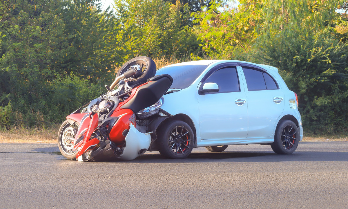 JEZIVA NESREĆA KOD NOVOG BEČEJA! U sudaru sa automobilom, POGINULA DVOJICA na motoru