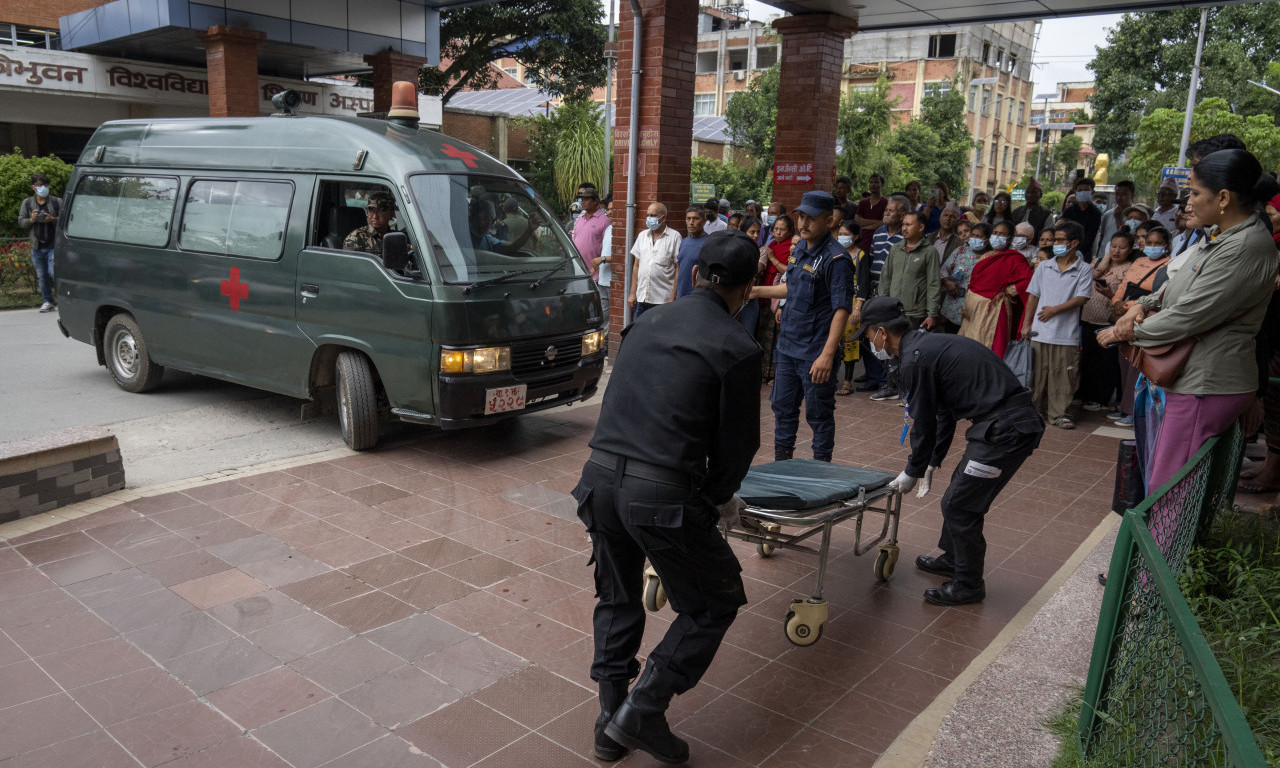 Pogledajte strašne scene! Broj POGINULIH indijskih turista u NESREĆI autobusa u NEPALU povećao se na 21 (FOTO)