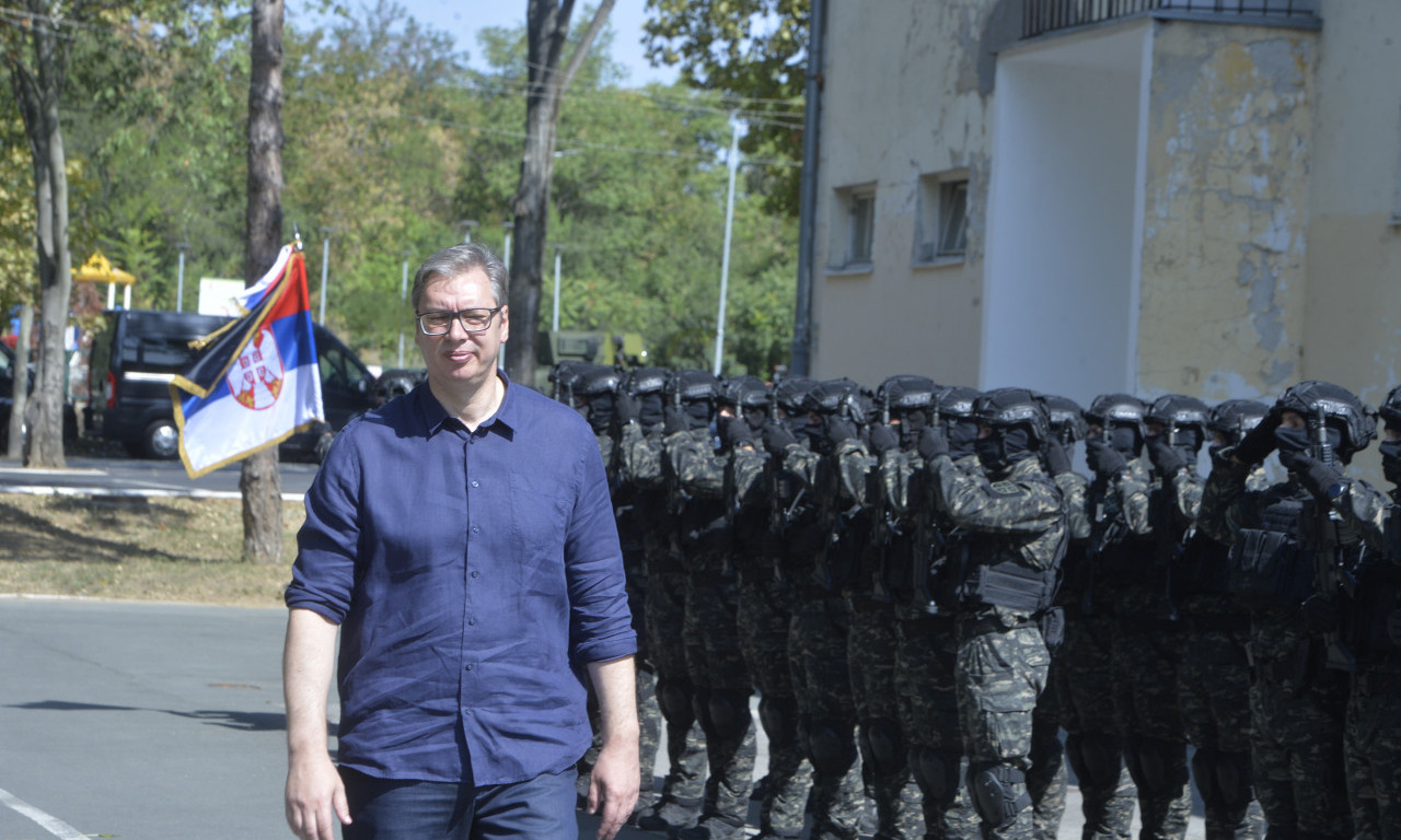 VUČIĆ SA "KOBRAMA" U BEOGRADSKOJ KASARNI: Predsednik najavio NOVO POVEĆANJE PLATA i ulaganja u VOJSKU (VIDEO)