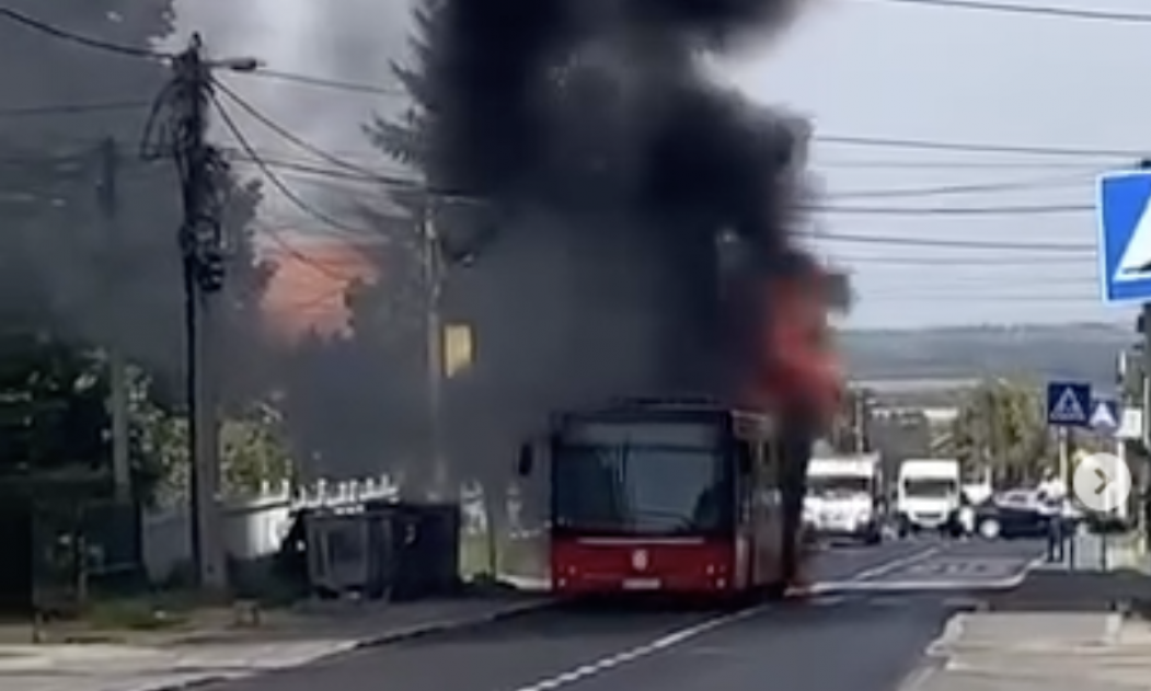 DRAMA U ŽELEZNIKU! Zapalio se gradski AUTOBUS, gust dim preplavio ulicu (VIDEO)