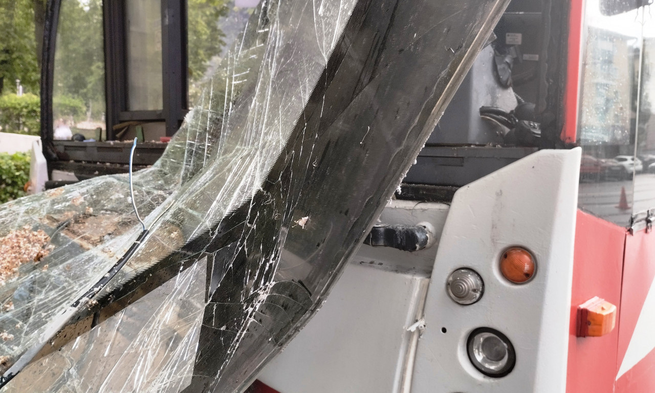 UMALO TRAGEDIJA! Autobus uleteo u stajalište kod Smedereva (FOTO)